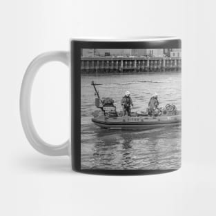 Inshore RNLI lifeboat crew in Great Yarmouth Mug